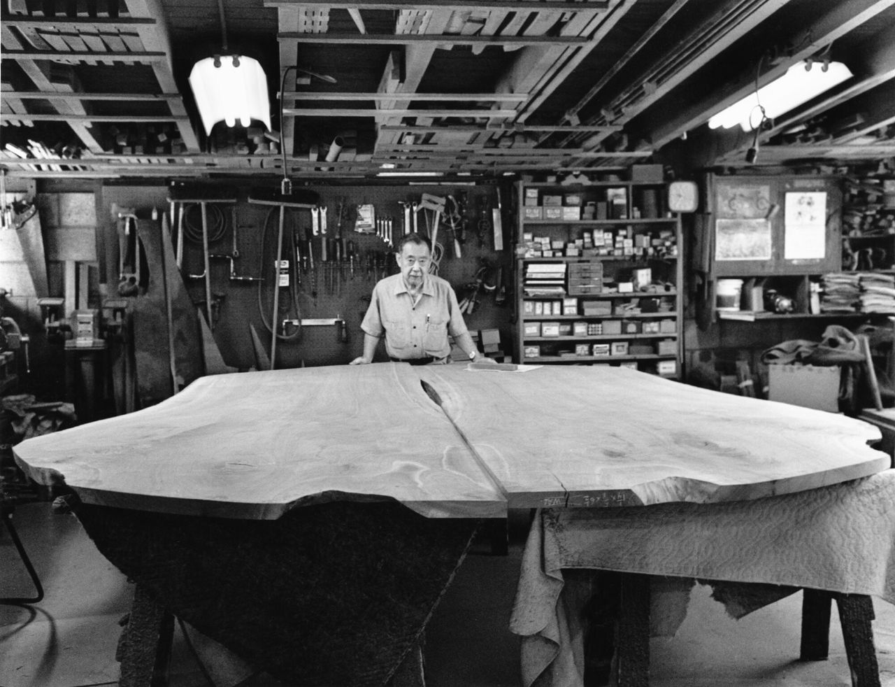 George Nakashima during the construction of a peace table. (Courtesy Nakashima Foundation for Peace © Ezra Stoller / Esto)
