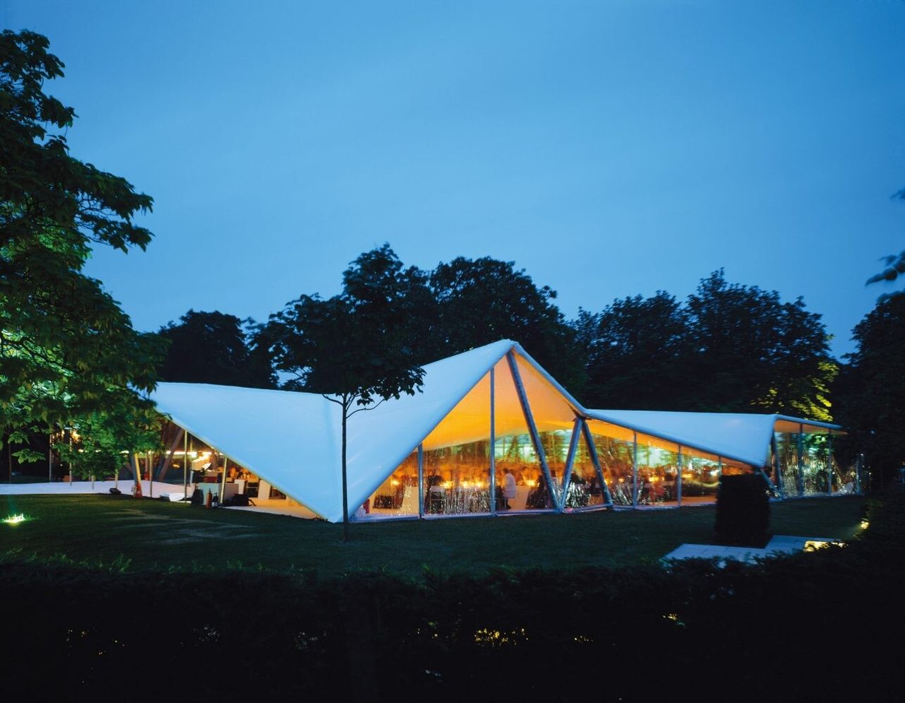 Serpentine Pavilion 2000 by Zaha Hadid. (Photo: Hélène Binet/Courtesy Serpentine Galleries)