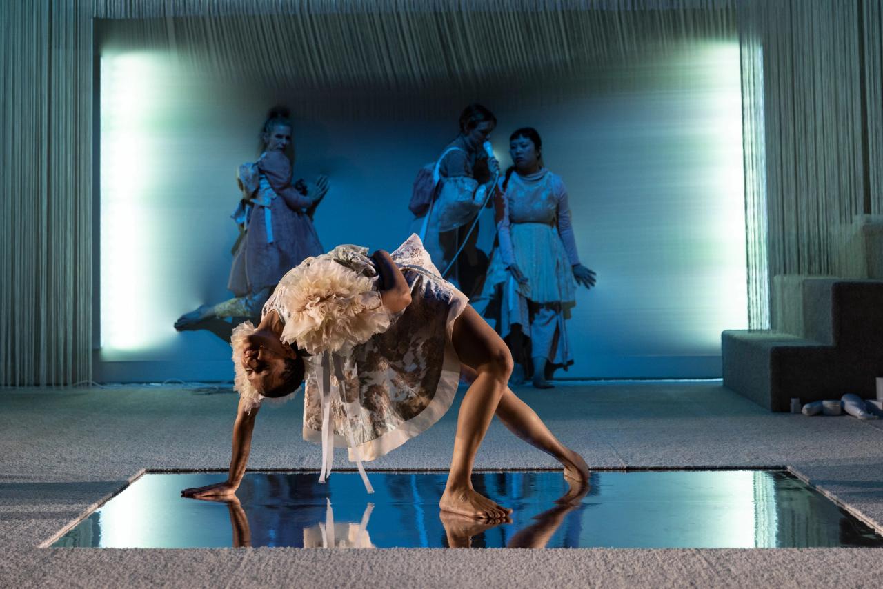 A view of Parson’s performance The Mood Room (2021) at the Brooklyn Academy of Music. (Photo: Maria Baranova. Courtesy Big Dance Theater)