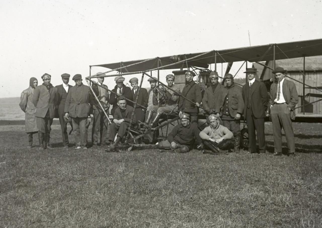 Augustin Parlá (center, at the wheel) pictured with his Curtiss Flying School classmates in 1912. (Courtesy José Parlá)