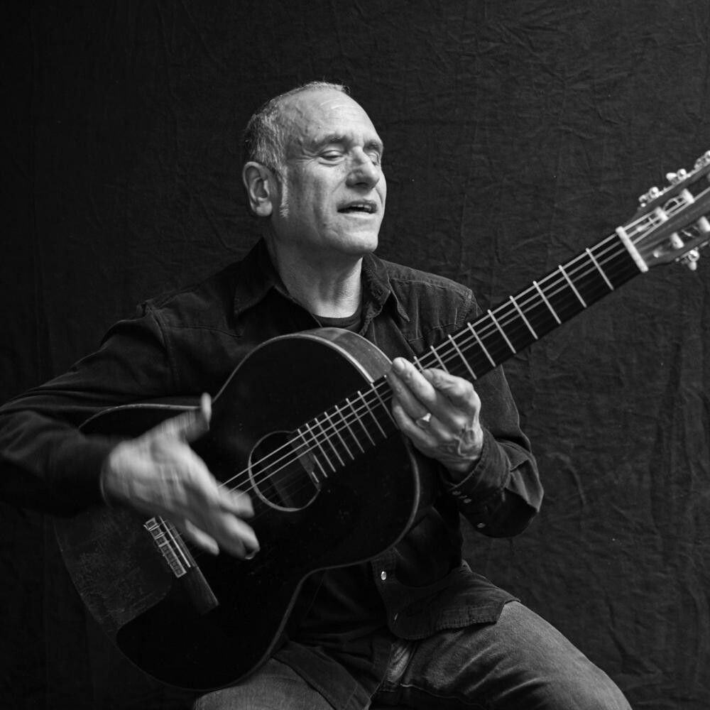 Broza playing the guitar. (Courtesy David Broza)