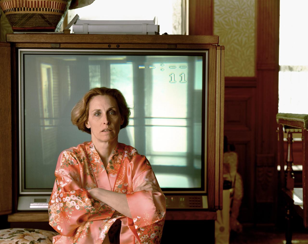 “Jill and The T.V.” (1989) by Tina Barney. (Courtesy the artist and Kasmin, New York)