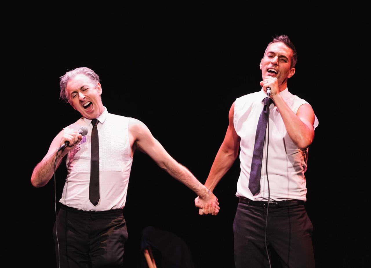 Alan Cumming (left) and Shapiro performing in Och and Oy. (Photo: Emilio Madrid)