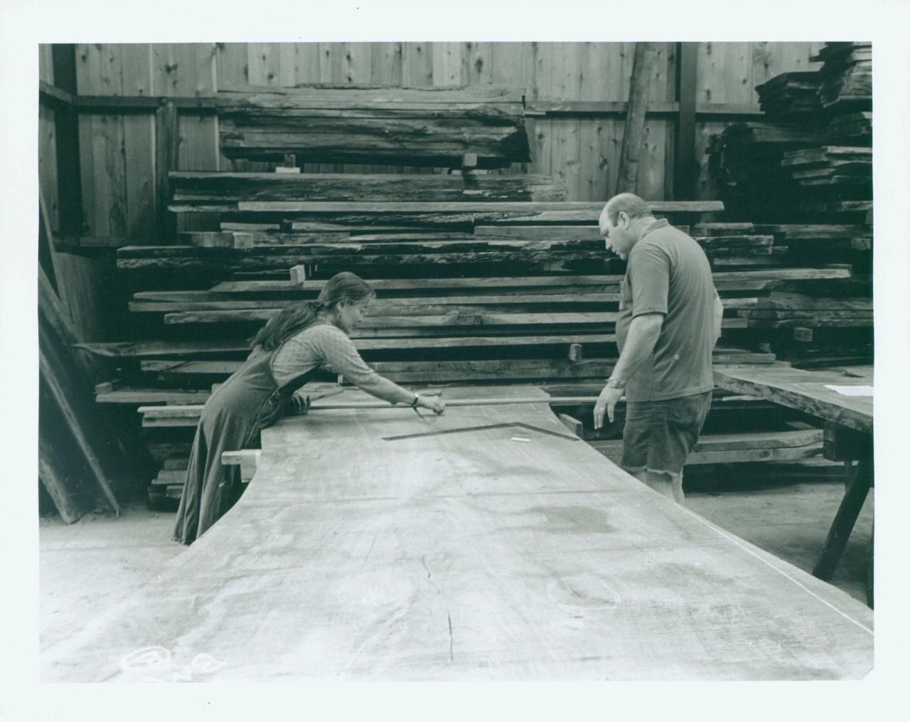 The construction of a peace table at the George Nakashima Woodworkers studio. (Courtesy Nakashima Foundation for Peace © Ezra Stoller / Esto)