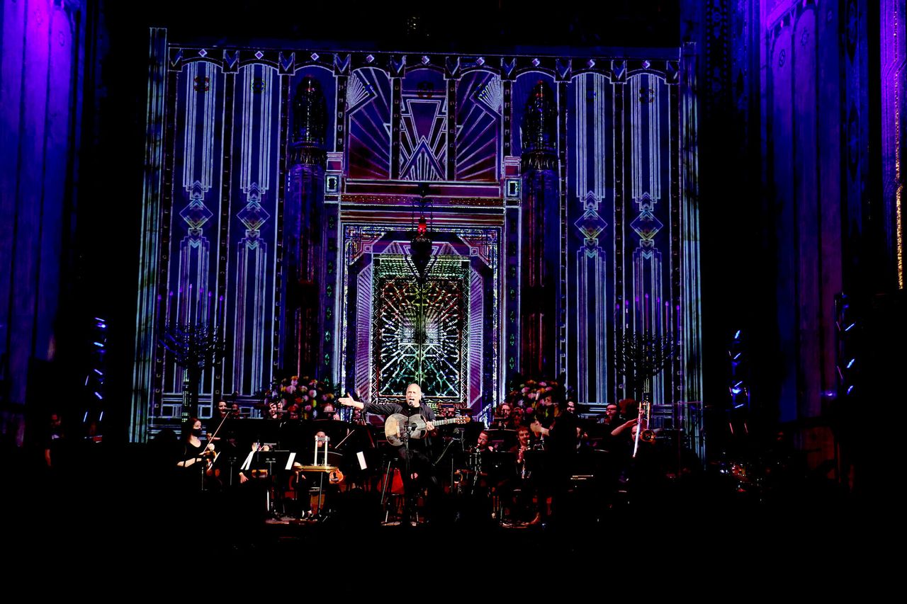 Broza at his first performance of Tefilah at Temple Emanu-El on May 6, 2022. (Courtesy David Broza)