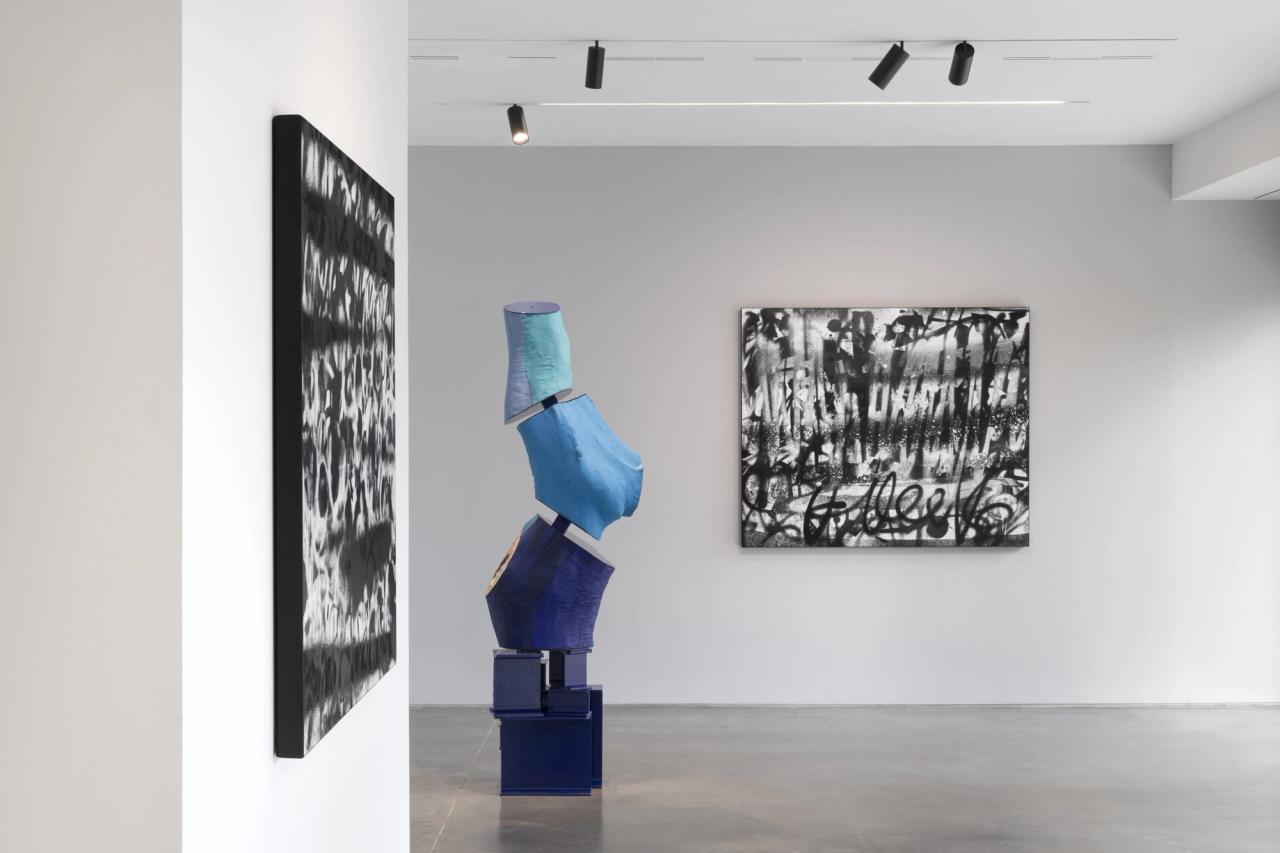 Installation view of the exhibition “Adam Pendleton x Arlene Shechet” (2024) at Pedro Cera gallery in Madrid. (Courtesy the artist and Pace Gallery)