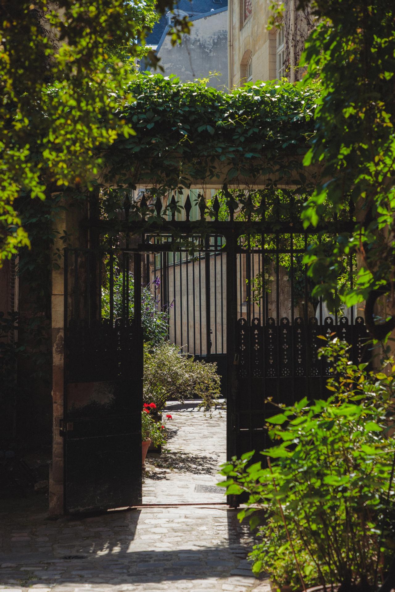 The entrance to the courtyard of the historic Cour de Rohan in Paris, the city Hicks has called home since the mid-1960s. (Photo: Agathe Karsenti for The Slowdown)