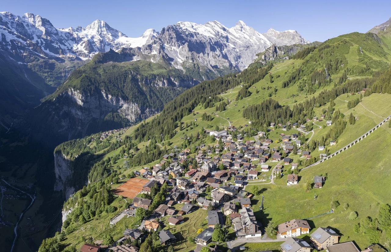 An aerial view of the town of Mürren, Switzerland, where Hotel Drei Berge is located. (Photo: Chensiyuan)