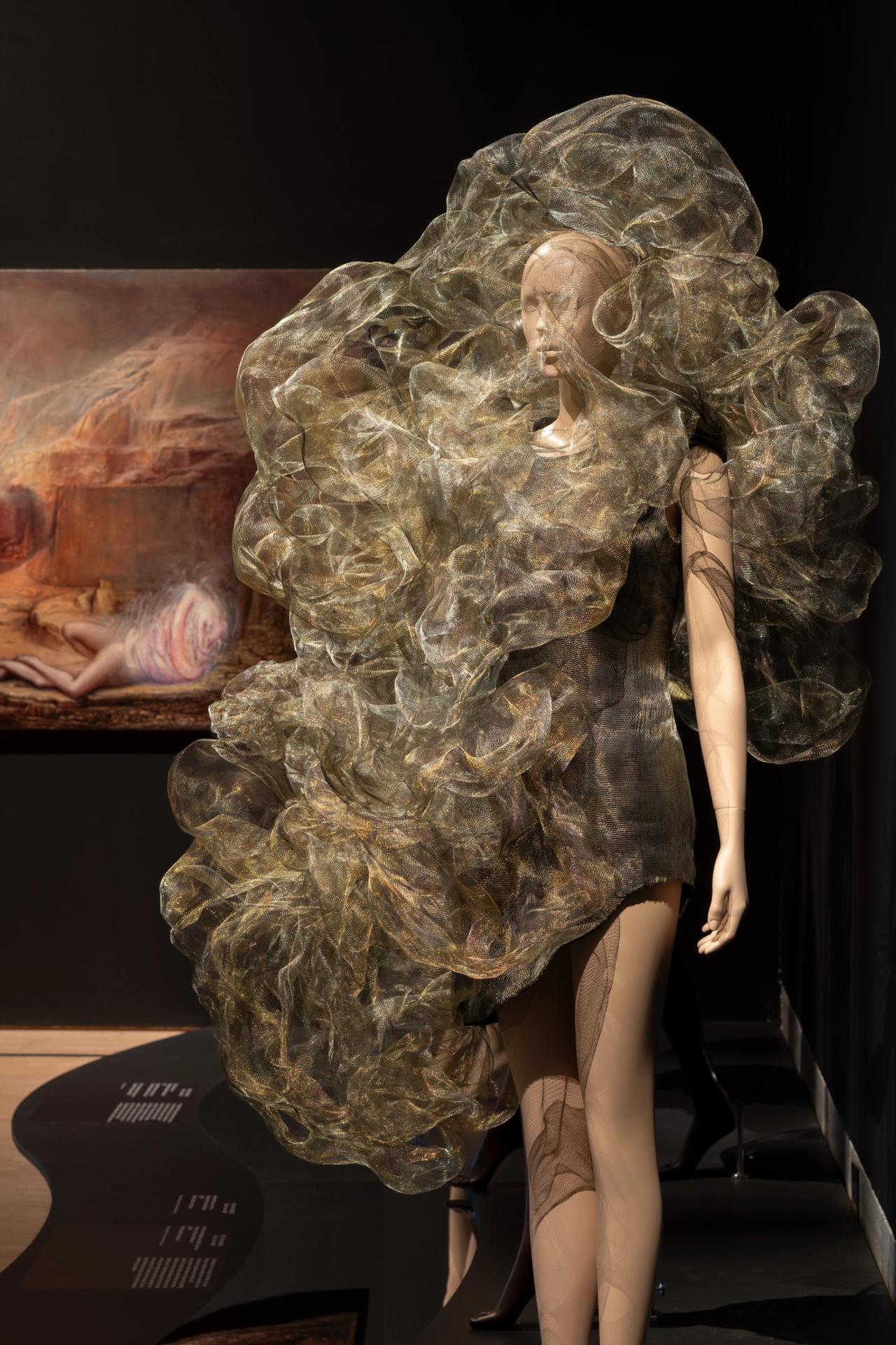 A look from van Herpen’s fall/winter 2025 “Sympoiesis” collection, on view as part of her “Sculpting the Senses” exhibition. (Photo: Paula Abreu Pita)
