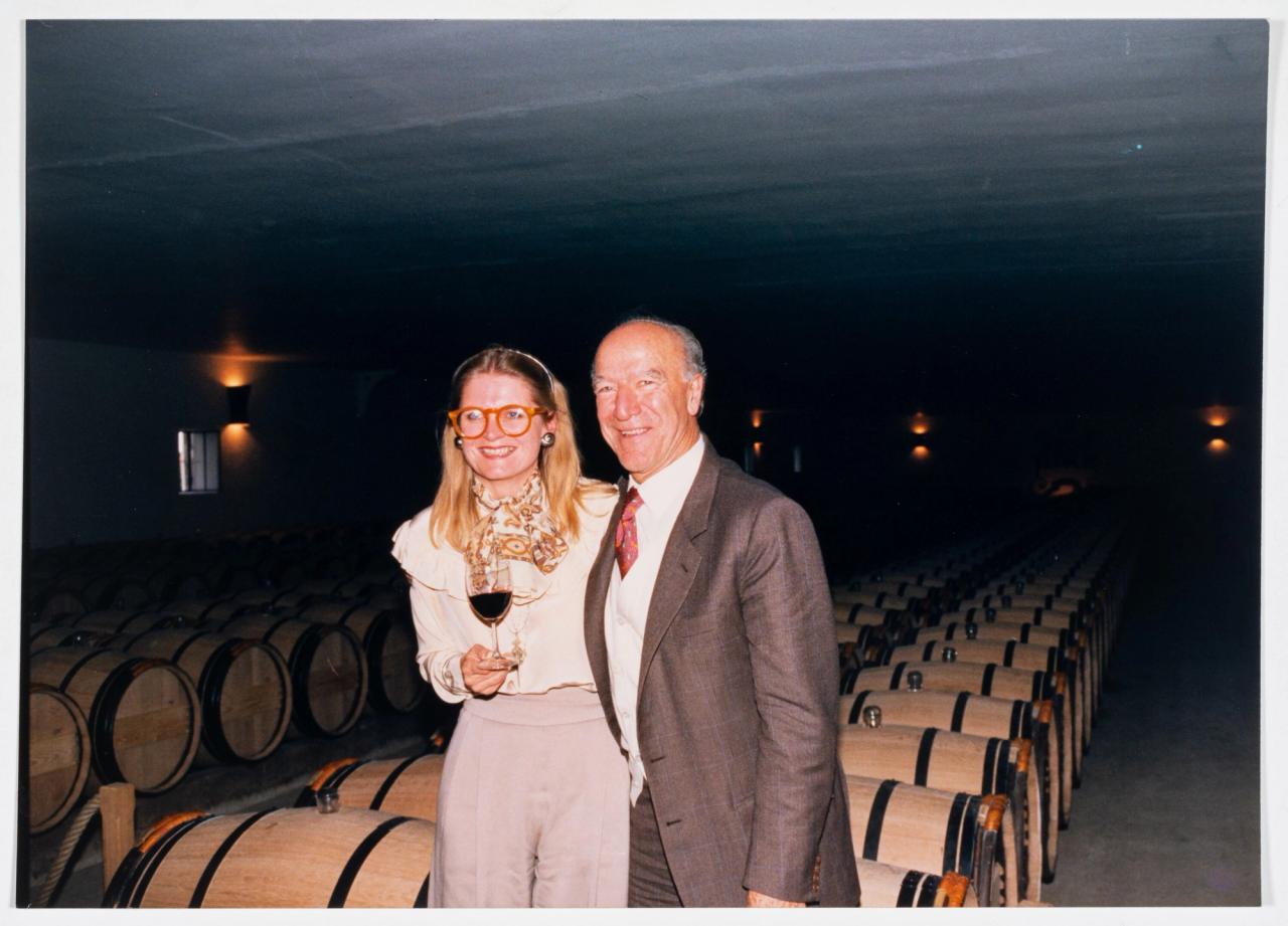 Robinson with Napa Valley winemaker Robert Mondavi. (Courtesy Special Collections, UC Davis Library [Robinson (Jancis) Papers on Wine Writing, D-612])