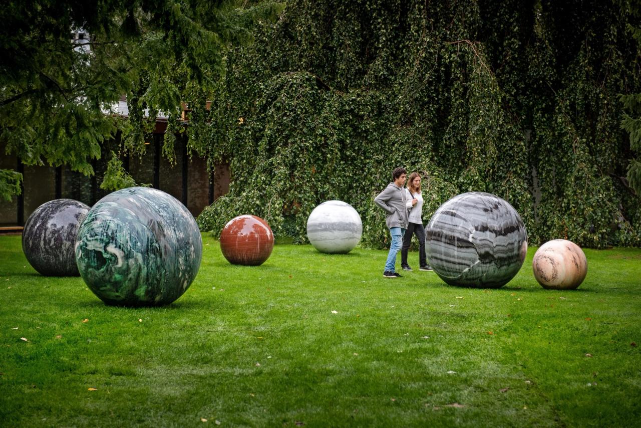 Installation view of “Pars pro Toto” (2018) by Kwade at the Louisiana Museum of Modern Art, Humlebaek, Denmark. (Photo: Kim Hansen and Louisiana Museum of Modern Art. Courtesy Alicja Kwade and König Galerie)