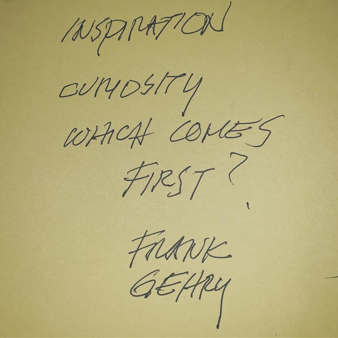 A Post-It note by Frank Gehry for Hans Ulrich Obrist’s handwriting project. It reads: “Inspiration / Curiosity / Which comes first?” (Courtesy Hans Ulrich Obrist)