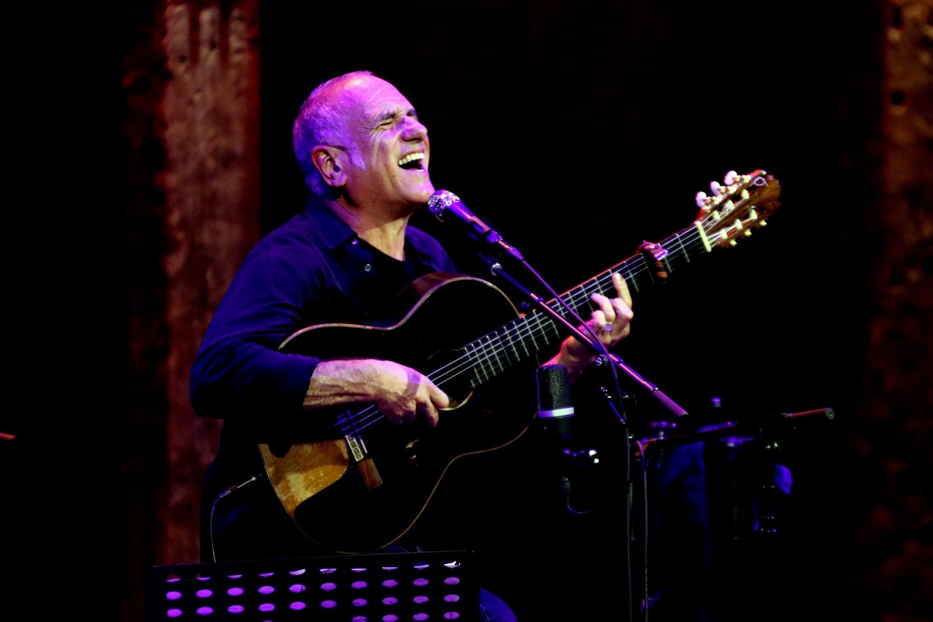 Broza performing at a concert. (Photo: Ehud Lazin. Courtesy David Broza)