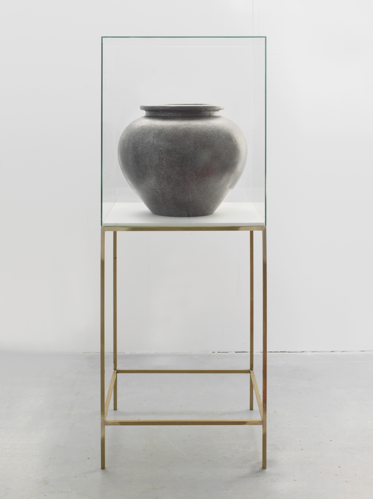 Installation view of “Computer (PowerMac)” (2017) by Kwade. (Photo: Roman März. Courtesy Alicja Kwade and i8 Gallery, Reykjavik)