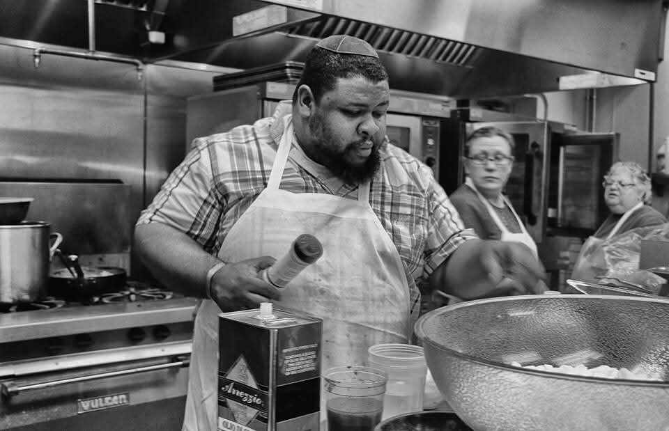 Twitty cooking at a synagogue for a Koshersoul dinner in 2016. (Photo: by J.W. Dillow)