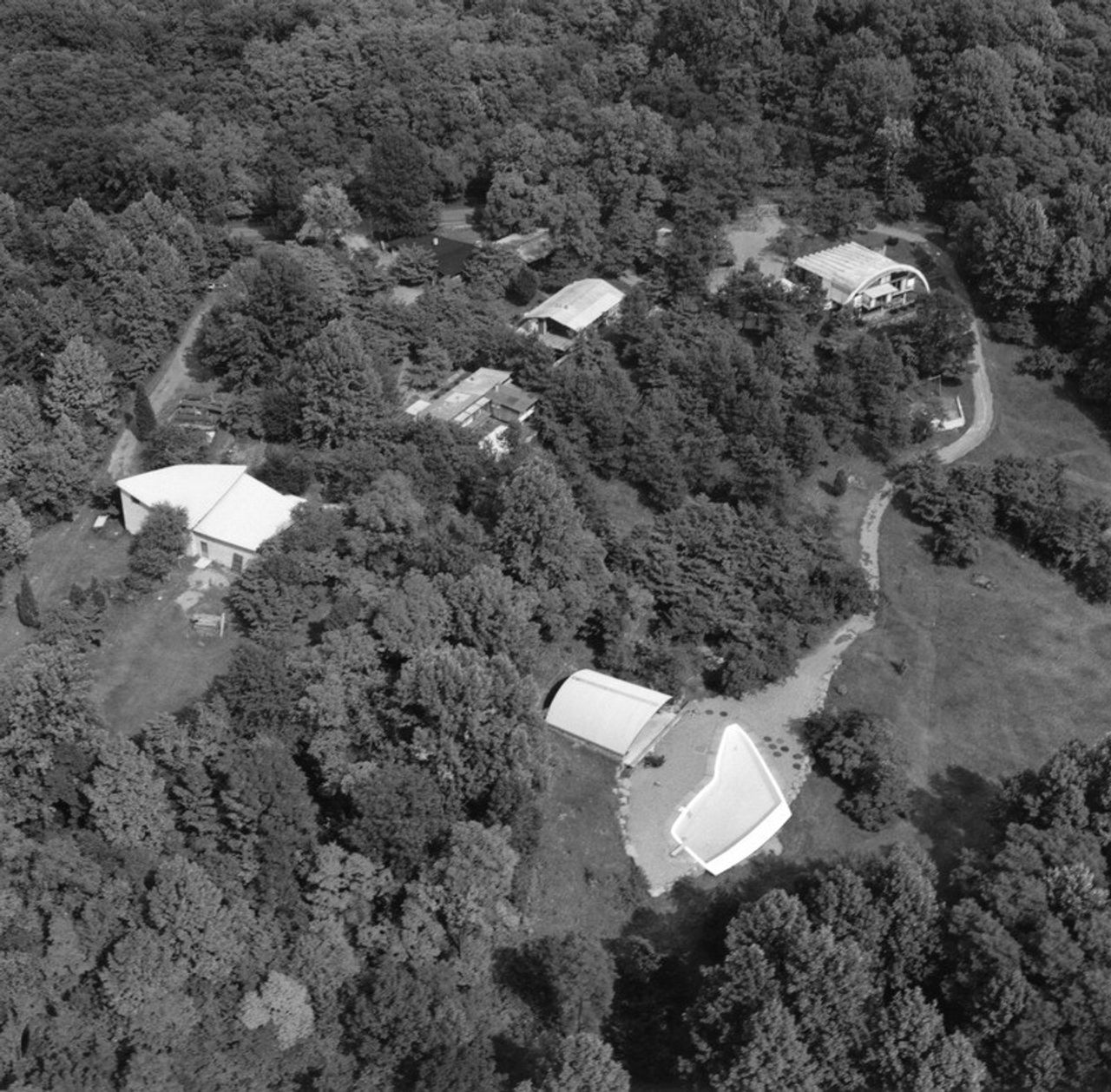 Aerial view of the Nakashima grounds. (Courtesy Nakashima Foundation for Peace © Ezra Stoller / Esto)