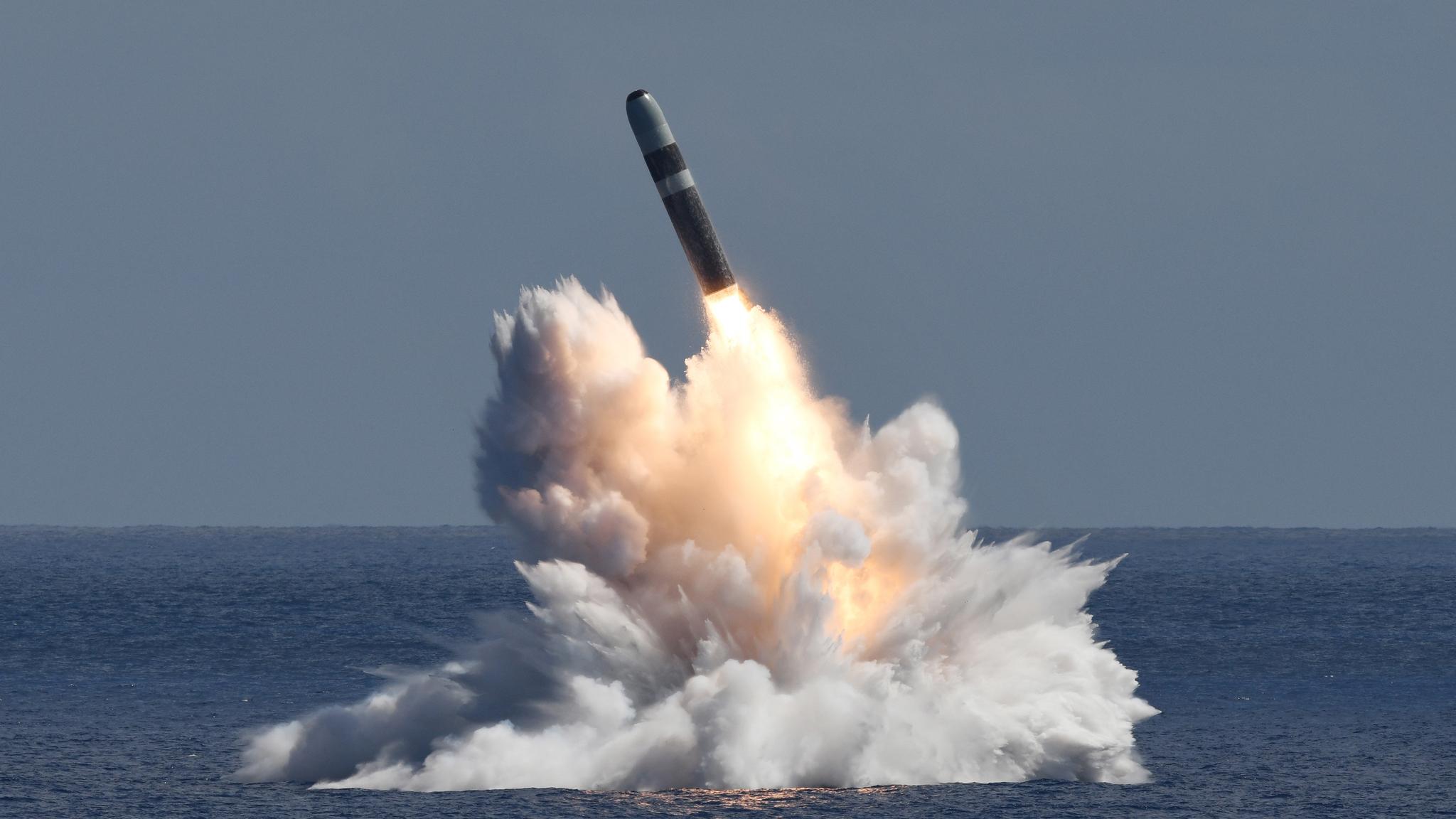 An unarmed Trident II D5 Life Extension (D5LE) missile launches from an Ohio-class ballistic missile submarine (SSBN) off the coast of Florida. Photo by the US Navy.