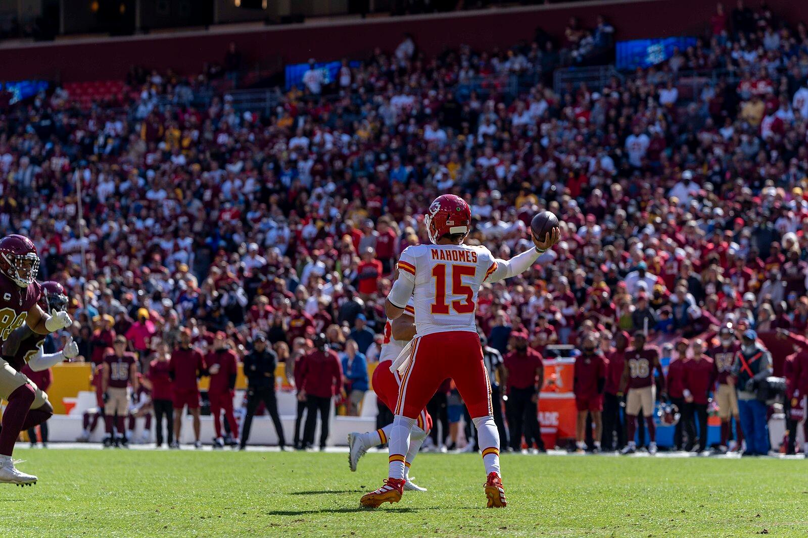 Patrick Mahomes makes a throw.