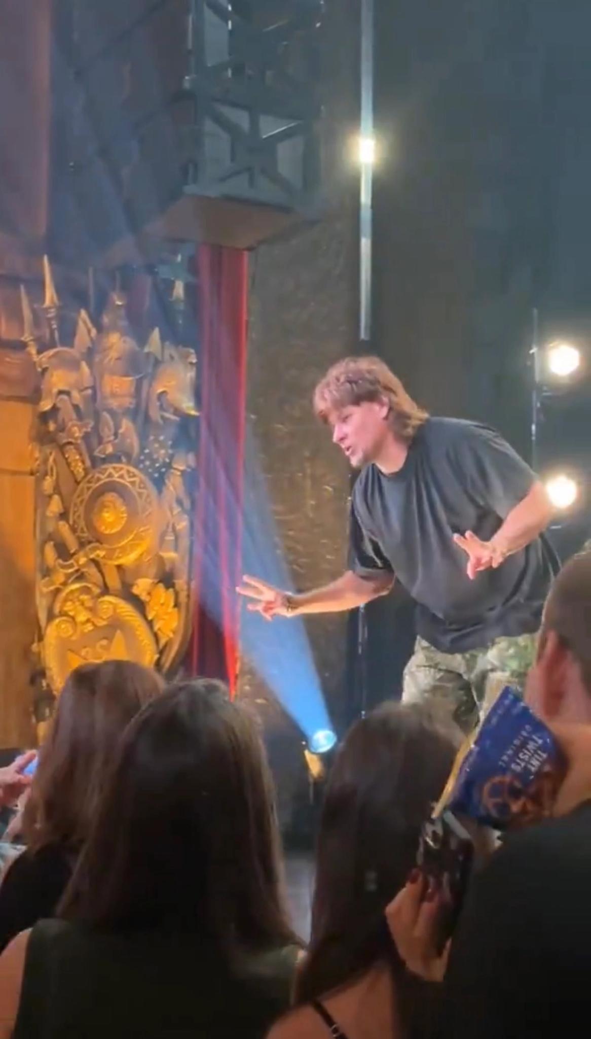 Footage from last night’s show circulating on social media today shows Von saying he‘s having “a long month.” Original source could not be determined.