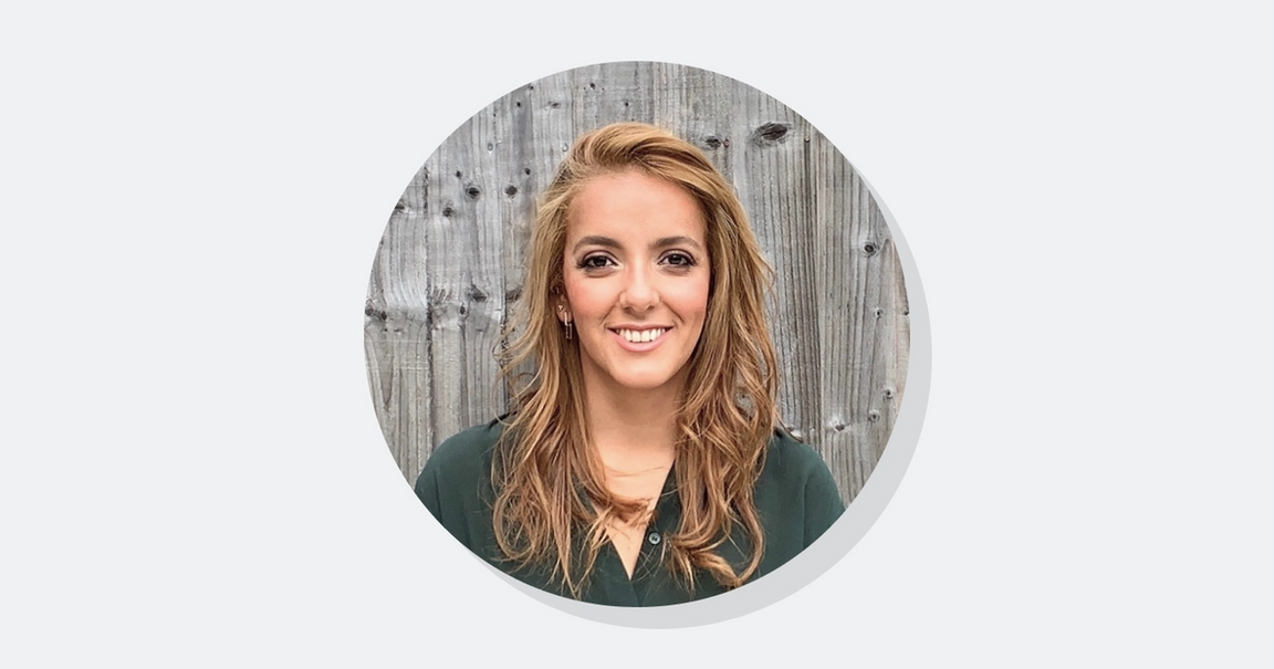 Photograph of Ale Murray, Global Community Manager at Confluent, on a blue background