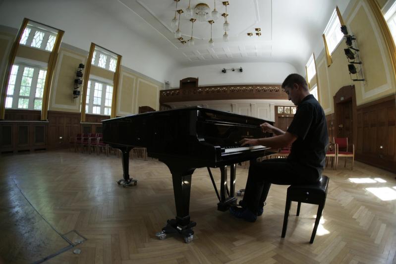 Lars David Kellner am Klavier im Kleinen Theater Haar