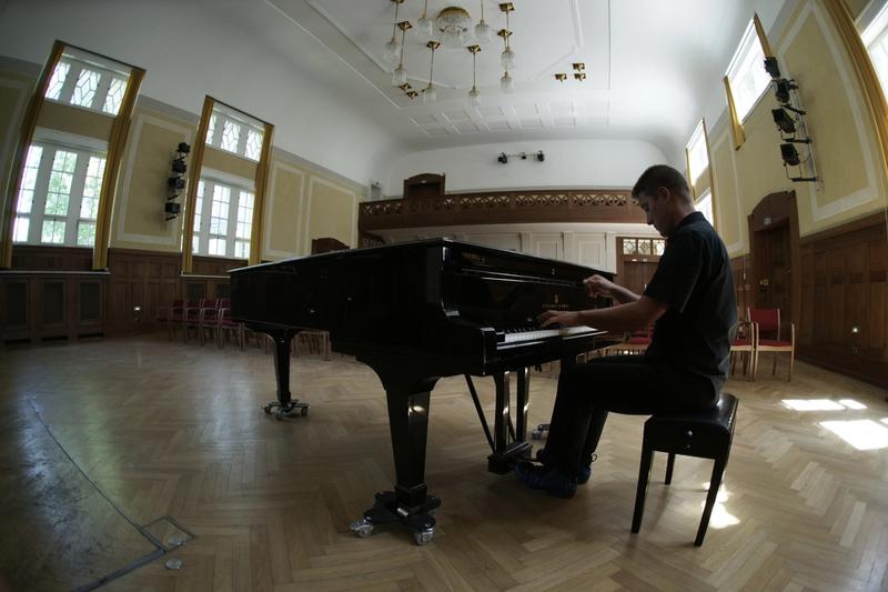 Lars David Kellner am Klavier im Kleinen Theater Haar