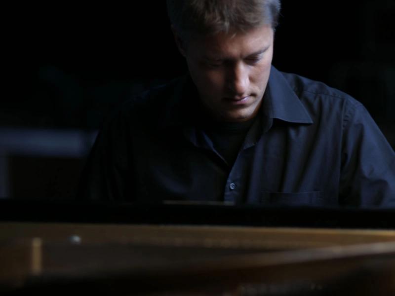 Lars David Kellner am Klavier