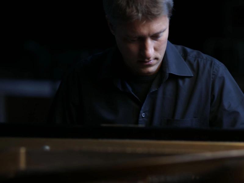 Lars David Kellner am Klavier