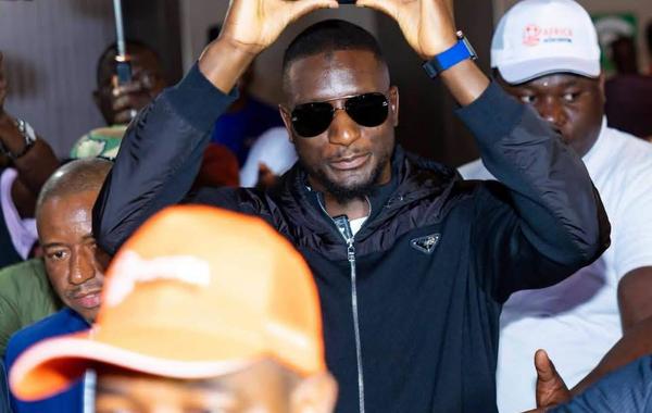 L'attaquant international guinéen Serhou Guirassy présente son trophée de meilleur buteur de la Ligue des Champions UEFA à son arrivée à l'aéroport de Conakry.