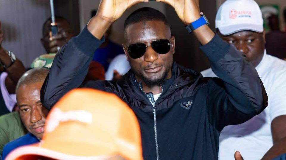 L'attaquant international guinéen Serhou Guirassy présente son trophée de meilleur buteur de la Ligue des Champions UEFA à son arrivée à l'aéroport de Conakry.