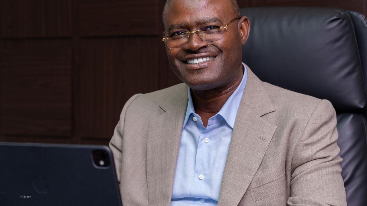Kerfalla Person Camara (KPC), PDG du Groupe Guicopres, sur un grand chantier d'infrastructures en Guinée.