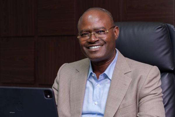 Kerfalla Person Camara (KPC), PDG du Groupe Guicopres, sur un grand chantier d'infrastructures en Guinée.