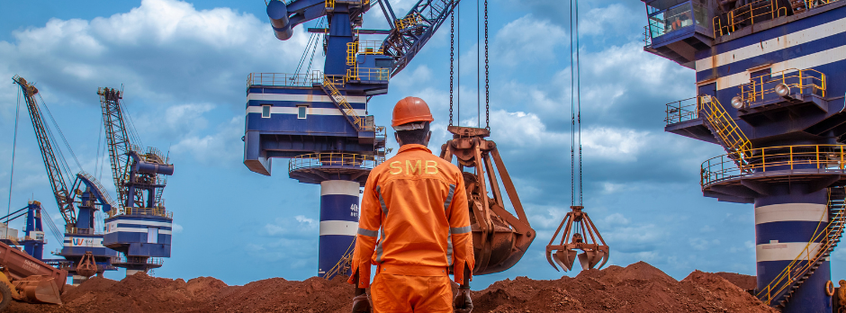 Train minéralier de la Société Minière de Boké traversant de nouvelles infrastructures en Guinée, symbolisant le développement ferroviaire et industriel du pays.
