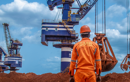 Train minéralier de la Société Minière de Boké traversant de nouvelles infrastructures en Guinée, symbolisant le développement ferroviaire et industriel du pays.