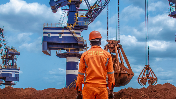 Train minéralier de la Société Minière de Boké traversant de nouvelles infrastructures en Guinée, symbolisant le développement ferroviaire et industriel du pays.