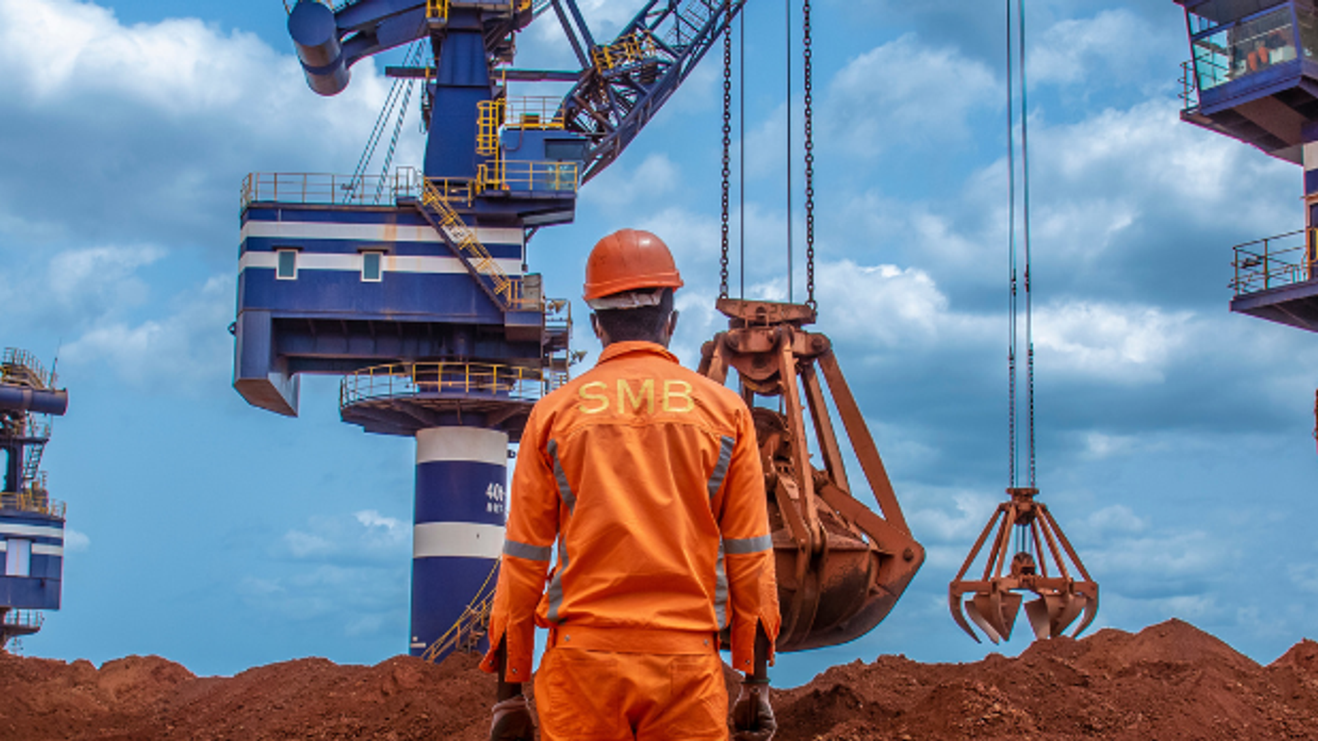 Train minéralier de la Société Minière de Boké traversant de nouvelles infrastructures en Guinée, symbolisant le développement ferroviaire et industriel du pays.