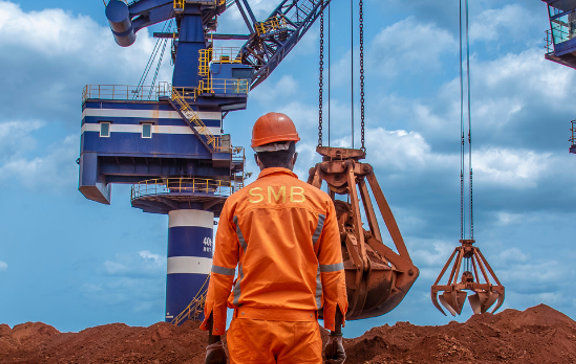 Train minéralier de la Société Minière de Boké traversant de nouvelles infrastructures en Guinée, symbolisant le développement ferroviaire et industriel du pays.