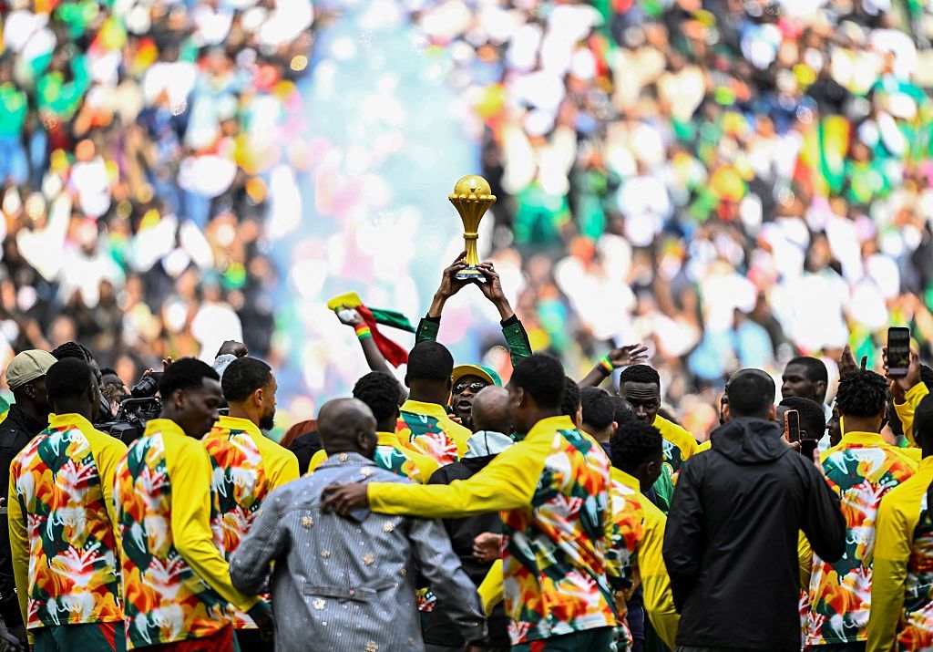 Équipe du Sénégal avec le trophée de la CAN 2025 lors d’un match au Stade de France
