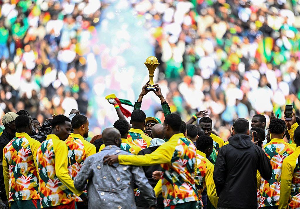 Équipe du Sénégal avec le trophée de la CAN 2025 lors d’un match au Stade de France