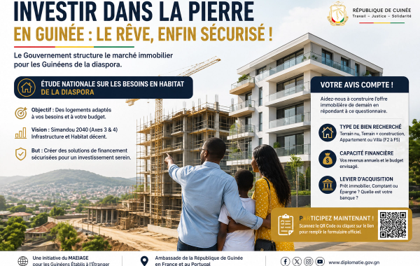 Un passeport guinéen et un smartphone affichant un formulaire d'investissement, posés sur des plans architecturaux modernes.