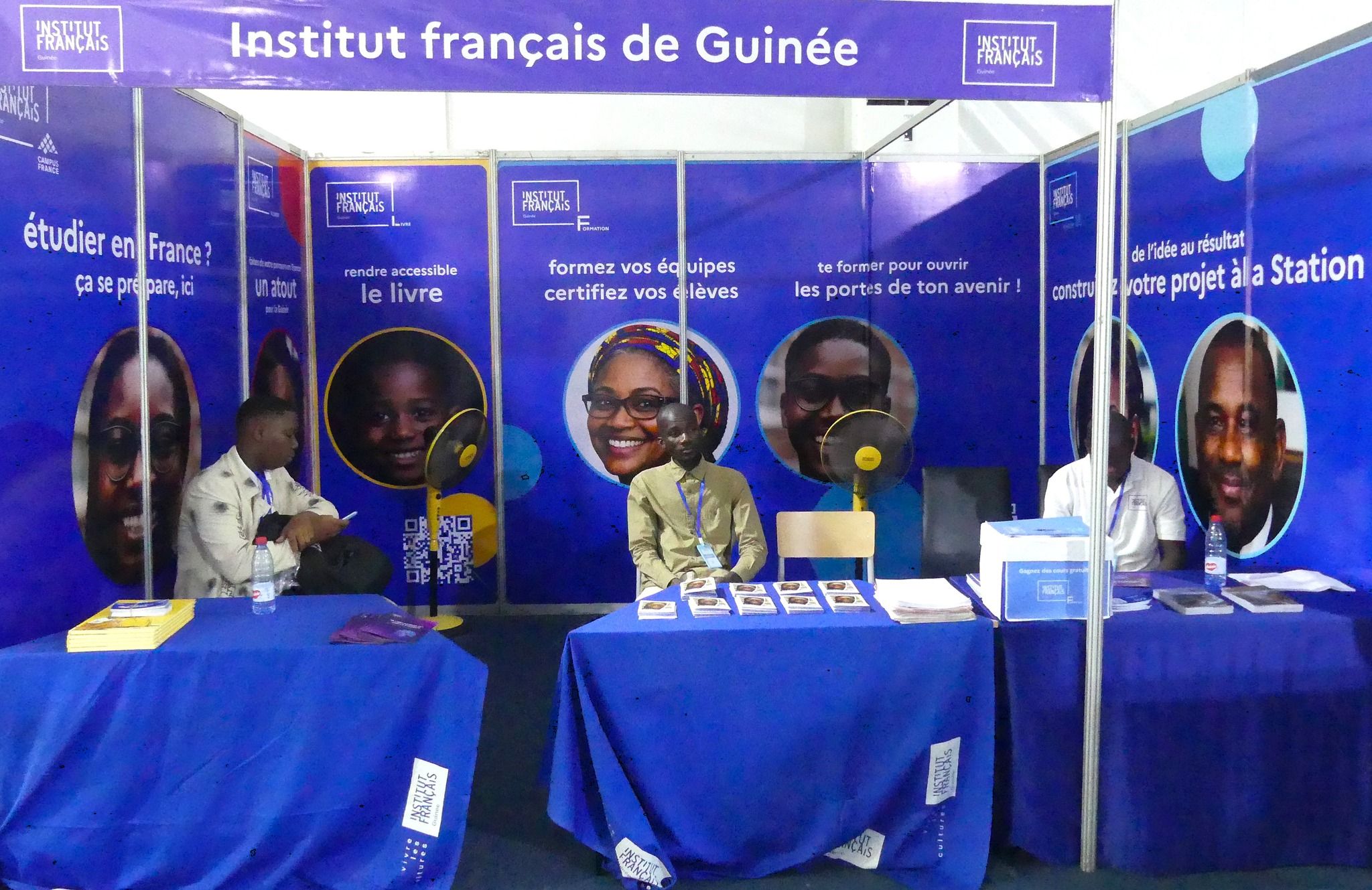 Des jeunes Guinéens travaillant sur des ordinateurs dans la nouvelle Station IA de l'Institut Français de Guinée à Conakry.
