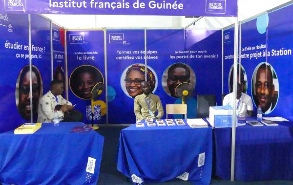 Des jeunes Guinéens travaillant sur des ordinateurs dans la nouvelle Station IA de l'Institut Français de Guinée à Conakry.