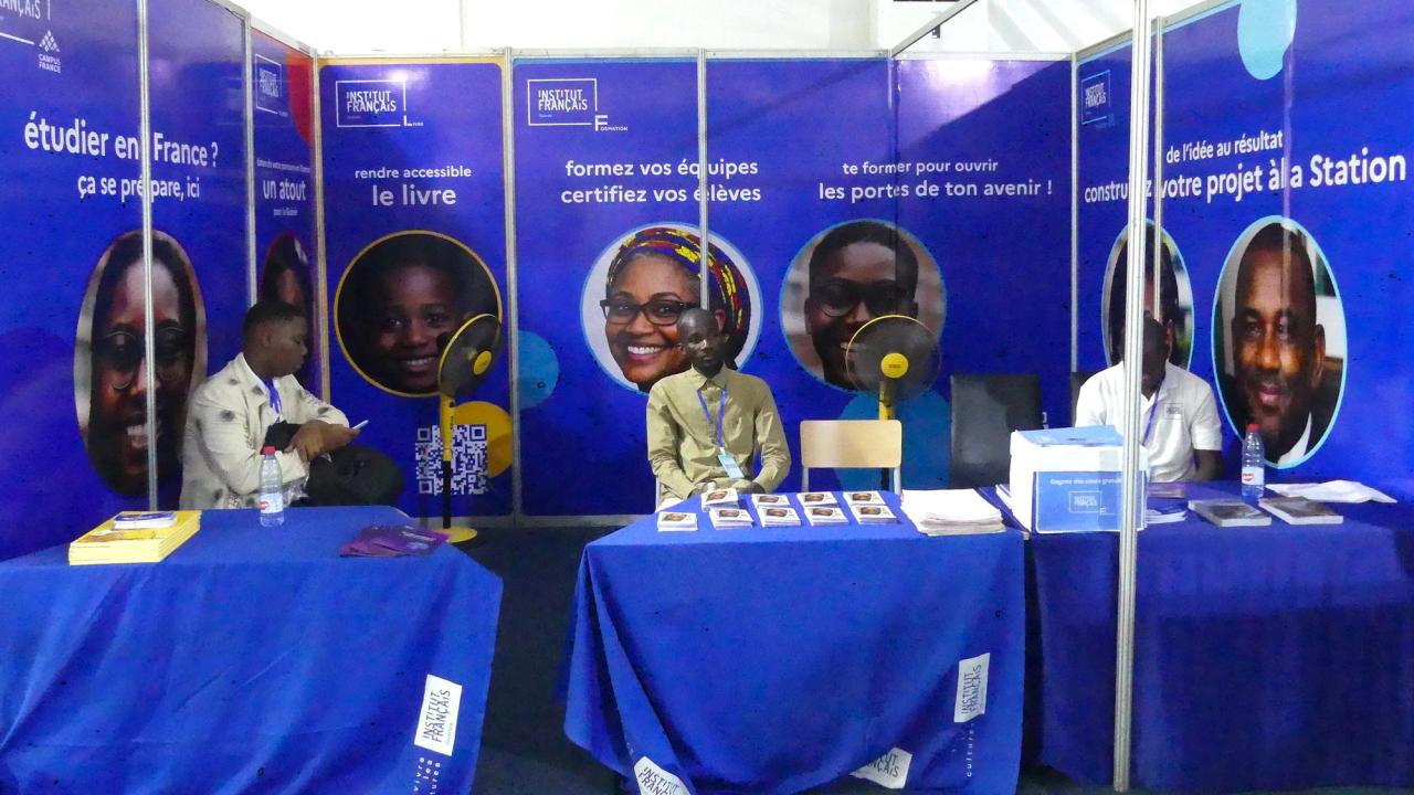 Des jeunes Guinéens travaillant sur des ordinateurs dans la nouvelle Station IA de l'Institut Français de Guinée à Conakry.