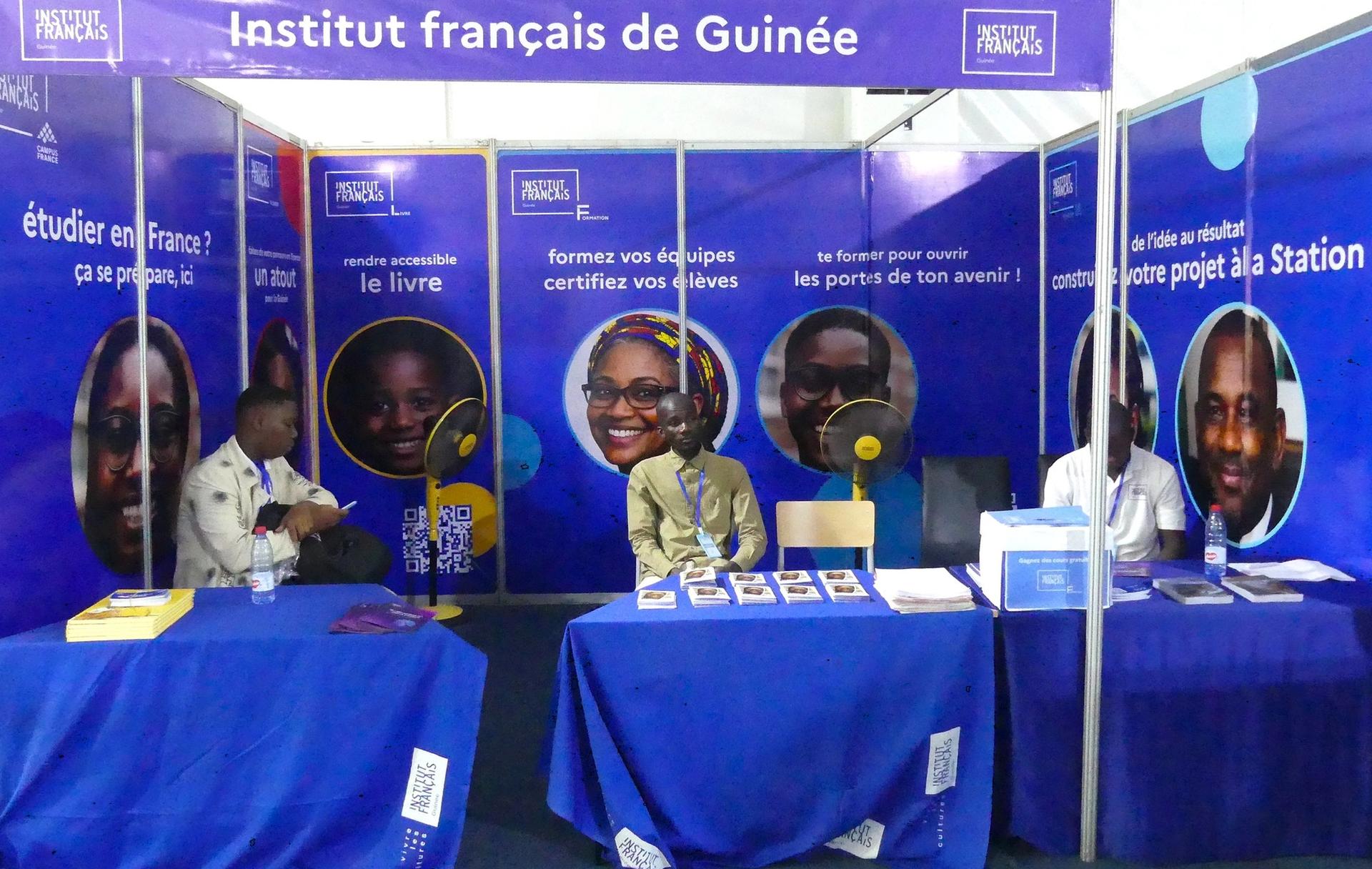 Des jeunes Guinéens travaillant sur des ordinateurs dans la nouvelle Station IA de l'Institut Français de Guinée à Conakry.