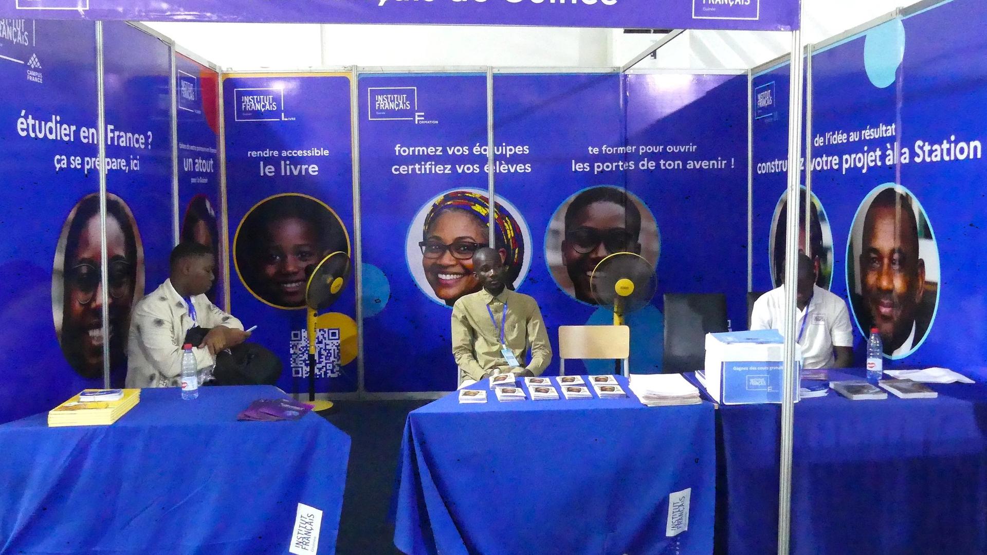 Des jeunes Guinéens travaillant sur des ordinateurs dans la nouvelle Station IA de l'Institut Français de Guinée à Conakry.