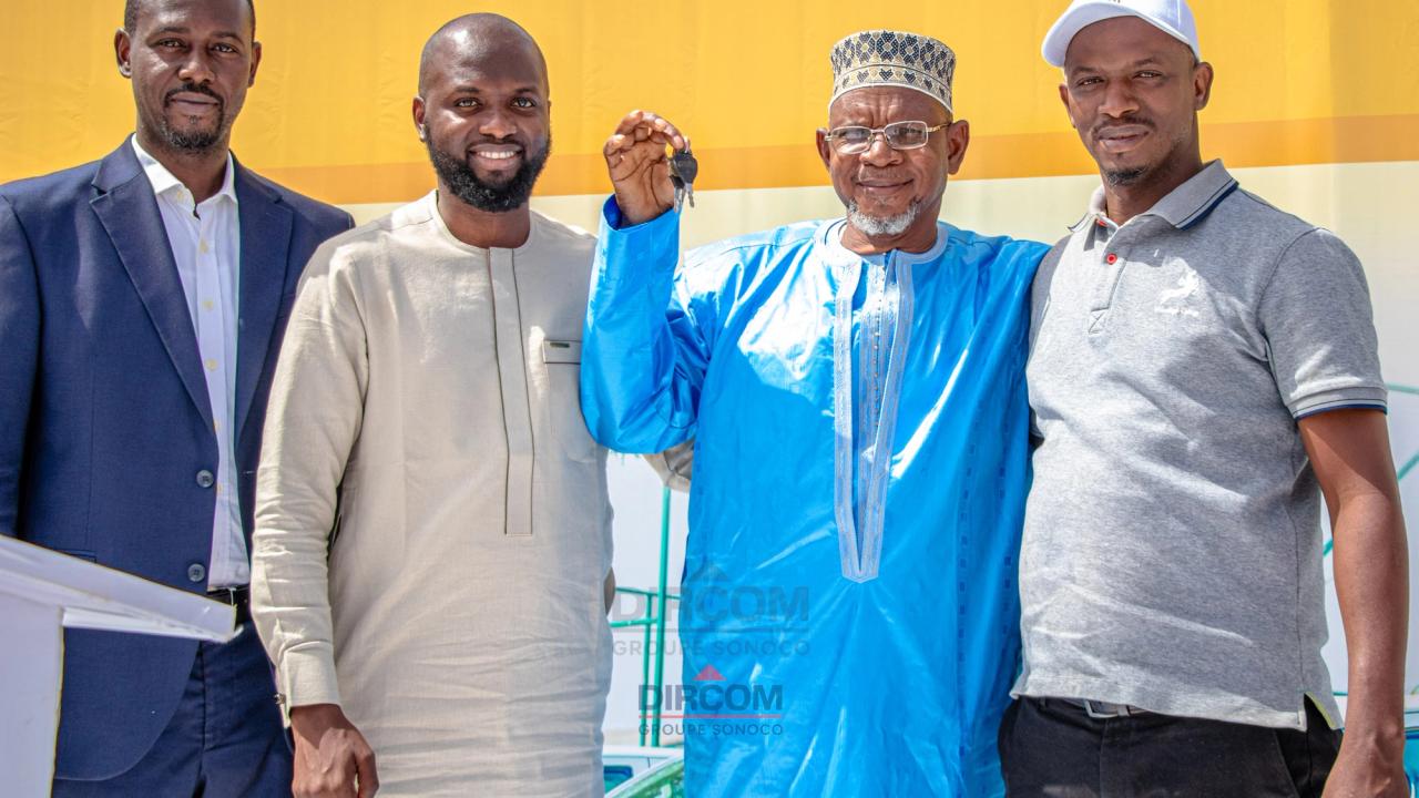 Remise de tricycles et de pick-ups aux distributeurs et boulangers partenaires sur le site industriel des Moulins d'Afrique (LMA) à Tombolia, Guinée.