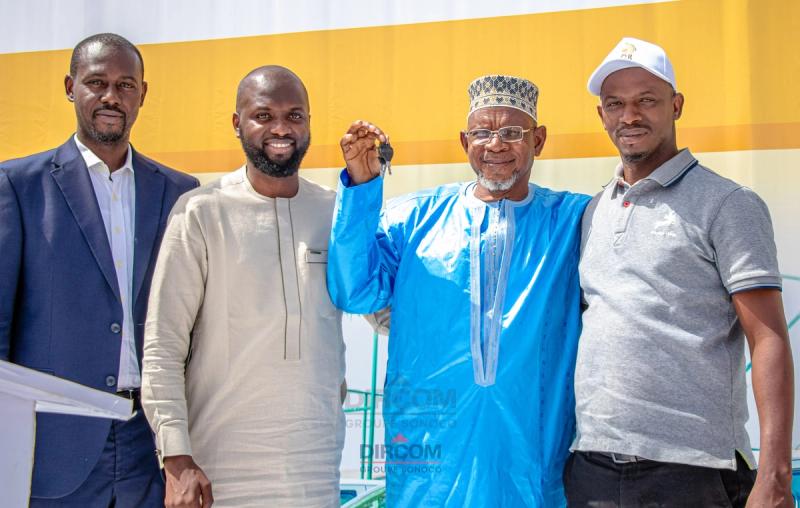Remise de tricycles et de pick-ups aux distributeurs et boulangers partenaires sur le site industriel des Moulins d'Afrique (LMA) à Tombolia, Guinée.