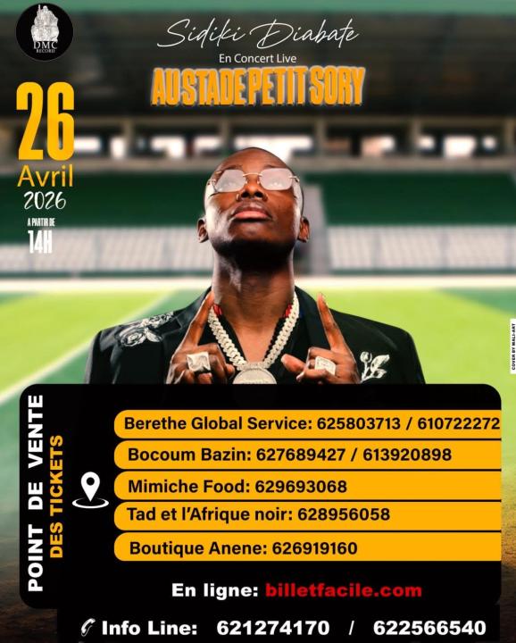 Sidiki Diabaté sur scène en concert avec sa kora devant un public africain