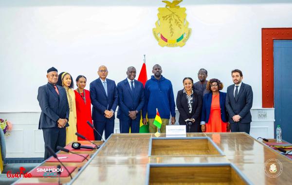 Président Mamadi Doumbouya avec la délégation de la SFI lors de la discussion sur le Programme Simandou 2040 en Guinée