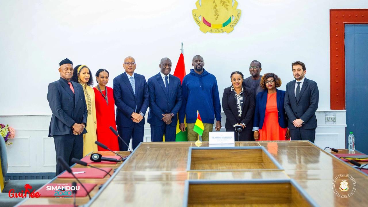 Président Mamadi Doumbouya avec la délégation de la SFI lors de la discussion sur le Programme Simandou 2040 en Guinée
